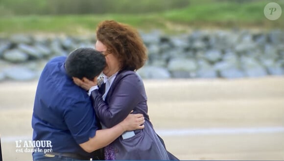 Notamment au moment d'échanger leurs premiers baisers
Valentin et Flavie profitent enfin à deux dans "L'amour est dans le pré". M6