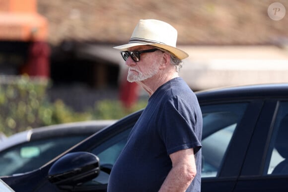 Eddy Mitchell et sa femme Muriel se baladent sur le port de Saint-Tropez le 6 juillet 2024. 