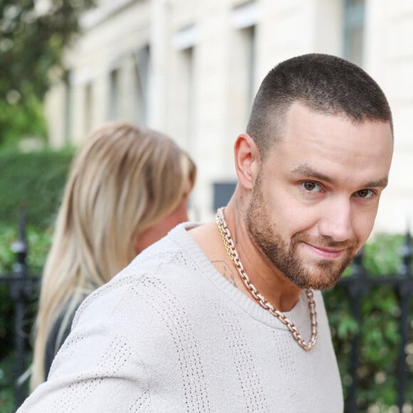 "On voit Liam s'évanouir et, tragiquement, à cause de l'endroit où il se trouve, tomber de ce balcon", explique une journaliste argentine
 
Liam Payne et sa compagne Kate Cassidy arrivent à l'hôtel La Réserve lors de la mode femme automne / hiver 2024-2025 lors de la Fashion Week de Paris (PFW), à Paris, France, le 2 mars 2024.