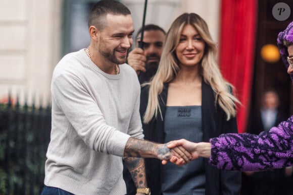 La thèse du suicide a été mise en avant pour expliquer le décès de Liam Payne
 
Liam Payne et sa compagne Kate Cassidy à la sortie de l'hôtel La Réserve lors de la mode femme automne / hiver 2024-2025 lors de la Fashion Week de Paris (PFW), à Paris, France, le 2 mars 2024.