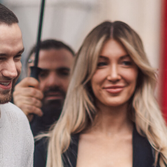 La thèse du suicide a été mise en avant pour expliquer le décès de Liam Payne
 
Liam Payne et sa compagne Kate Cassidy à la sortie de l'hôtel La Réserve lors de la mode femme automne / hiver 2024-2025 lors de la Fashion Week de Paris (PFW), à Paris, France, le 2 mars 2024.