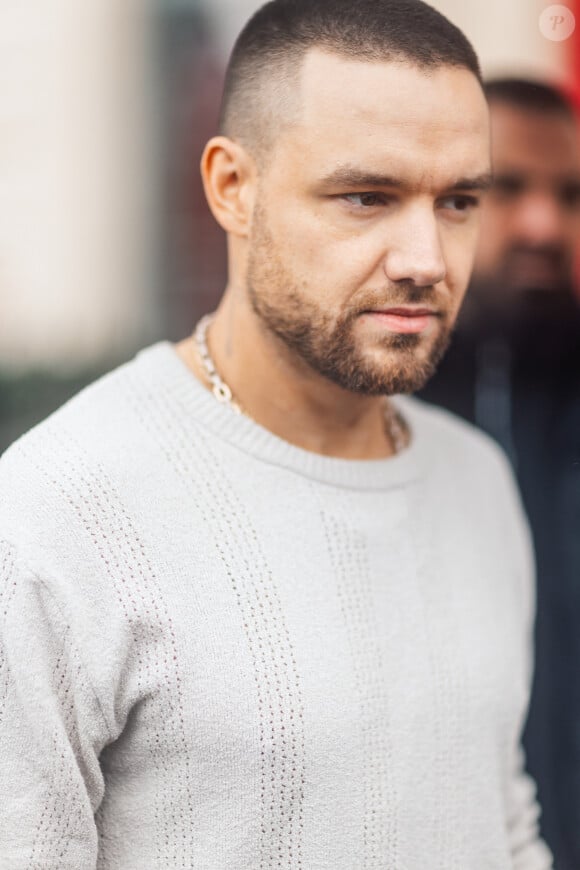 Liam Payne va à la rencontre de ses fans devant l'hôtel La Réserve lors de la mode femme automne / hiver 2024-2025 lors de la Fashion Week de Paris (PFW), à Paris, France, le 2 mars 2024.