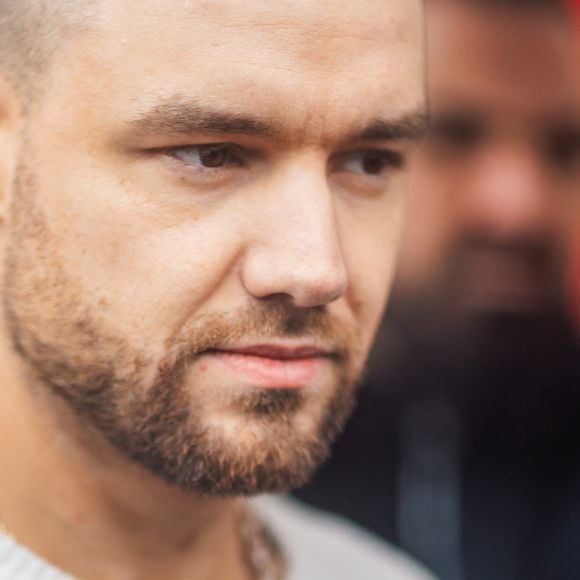Liam Payne va à la rencontre de ses fans devant l'hôtel La Réserve lors de la mode femme automne / hiver 2024-2025 lors de la Fashion Week de Paris (PFW), à Paris, France, le 2 mars 2024.