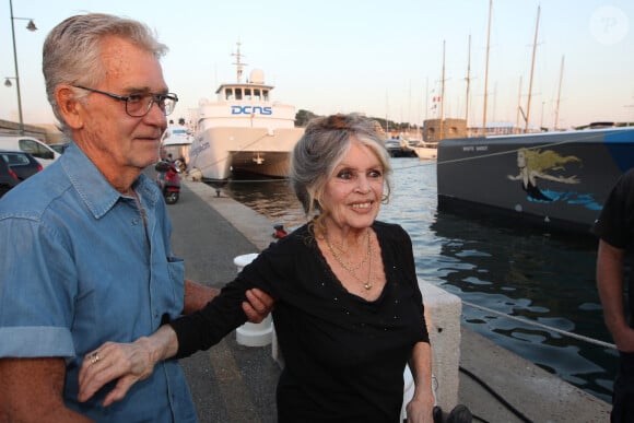 Exclusif - Brigitte Bardot et son mari Bernard d'Ormale avant qu'elle pose avec l'équipage de Brigitte Bardot Sea Shepherd, le célèbre trimaran d'intervention de l'organisation écologiste, sur le port de Saint-Tropez, le 26 septembre 2014.