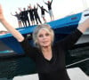 Impuissante et "terrifiée", Brigitte Bardot a raconté son calvaire à un informateur, qui les a retranscrit à France Dimanche
 
Exclusif - Brigitte Bardot pose avec l'équipage de Brigitte Bardot Sea Shepherd, le célèbre trimaran d'intervention de l'organisation écologiste, sur le port de Saint-Tropez, le 26 septembre 2014.