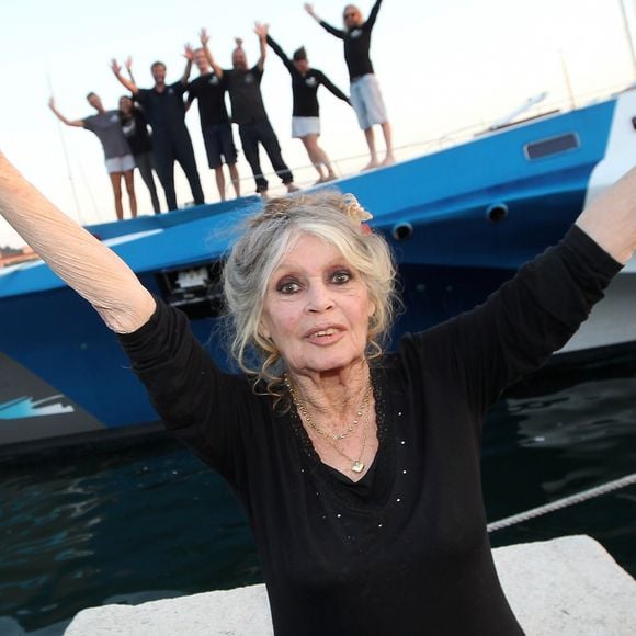 Impuissante et "terrifiée", Brigitte Bardot a raconté son calvaire à un informateur, qui les a retranscrit à France Dimanche
 
Exclusif - Brigitte Bardot pose avec l'équipage de Brigitte Bardot Sea Shepherd, le célèbre trimaran d'intervention de l'organisation écologiste, sur le port de Saint-Tropez, le 26 septembre 2014.