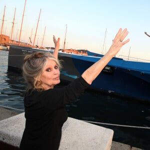 Exclusif - Brigitte Bardot pose avec l'équipage de Brigitte Bardot Sea Shepherd, le célèbre trimaran d'intervention de l'organisation écologiste, sur le port de Saint-Tropez, le 26 septembre 2014.