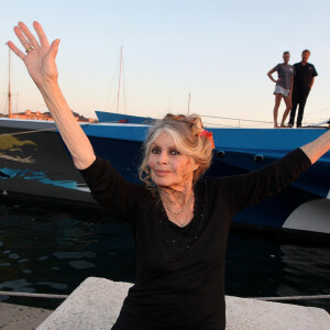 Exclusif - Brigitte Bardot pose avec l'équipage de Brigitte Bardot Sea Shepherd, le célèbre trimaran d'intervention de l'organisation écologiste, sur le port de Saint-Tropez, le 26 septembre 2014.