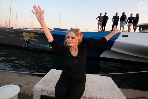 Exclusif - Brigitte Bardot pose avec l'équipage de Brigitte Bardot Sea Shepherd, le célèbre trimaran d'intervention de l'organisation écologiste, sur le port de Saint-Tropez, le 26 septembre 2014.