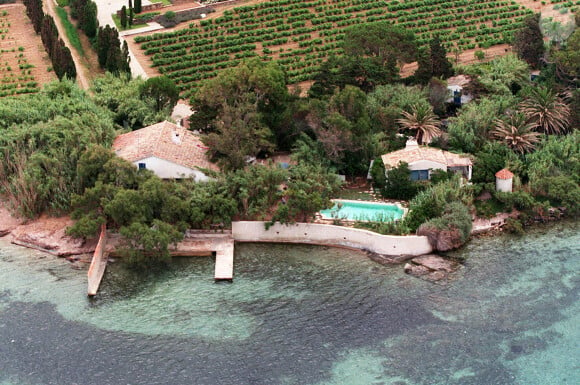 Archives - Vue aérienne de la maison de Brigitte Bardot, La Madrague, à Saint-Tropez. Le 15 juillet 2001