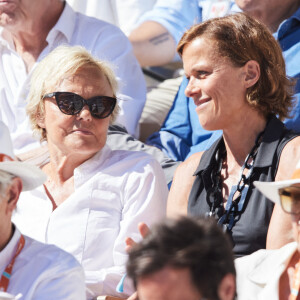 Muriel Robin et sa femme Anne Le Nen - Célébrités dans les tribunes des Internationaux de France de tennis de Roland Garros 2024 à Paris le 7 juin 2024. © Jacovides-Moreau/Bestimage