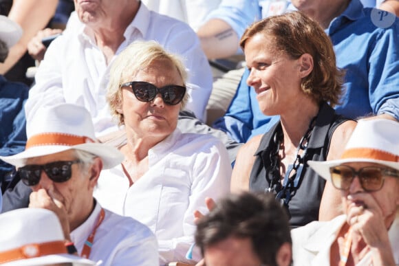 Muriel Robin et sa femme Anne Le Nen - Célébrités dans les tribunes des Internationaux de France de tennis de Roland Garros 2024 à Paris le 7 juin 2024. © Jacovides-Moreau/Bestimage