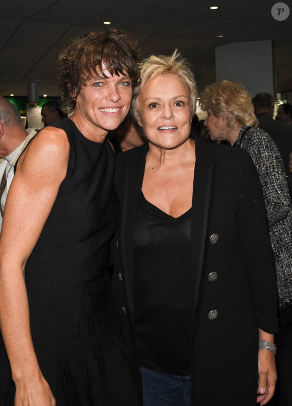 Le couple avait besoin de tranquillité
Anne Le Nen et sa compagne Muriel Robin - Générale du nouveau spectacle "Muriel Robin et Pof !" au Palais des Sports à Paris. © Coadic Guirec/Bestimage