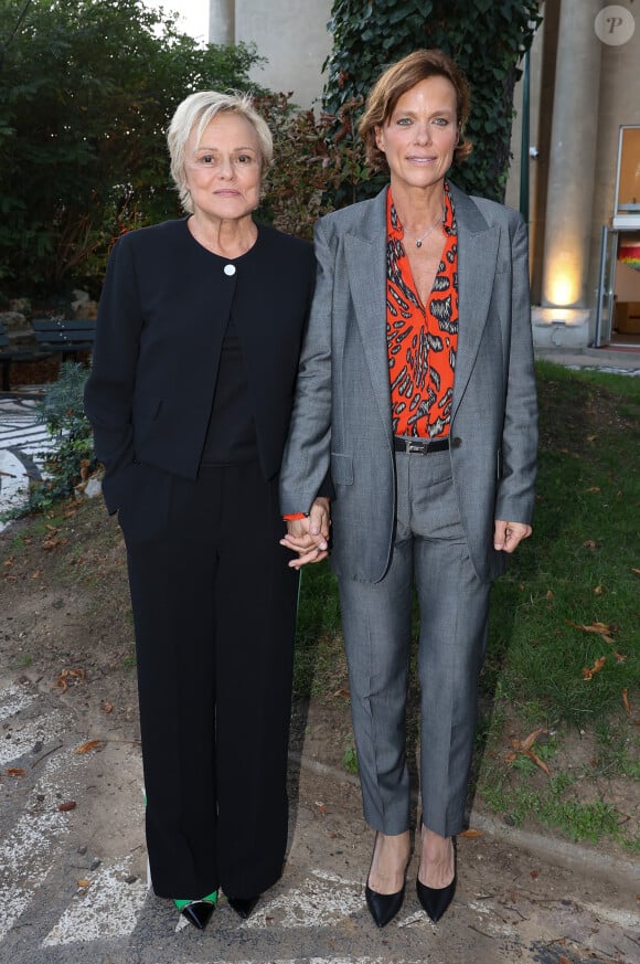 Pour une villa en banlieue
Muriel Robin et Anne Le Nen lors de l'inauguration du jardin des ambassadeurs Line Renaud à Paris le 2 octobre 2023. © Coadic Guirec / Bestimage 