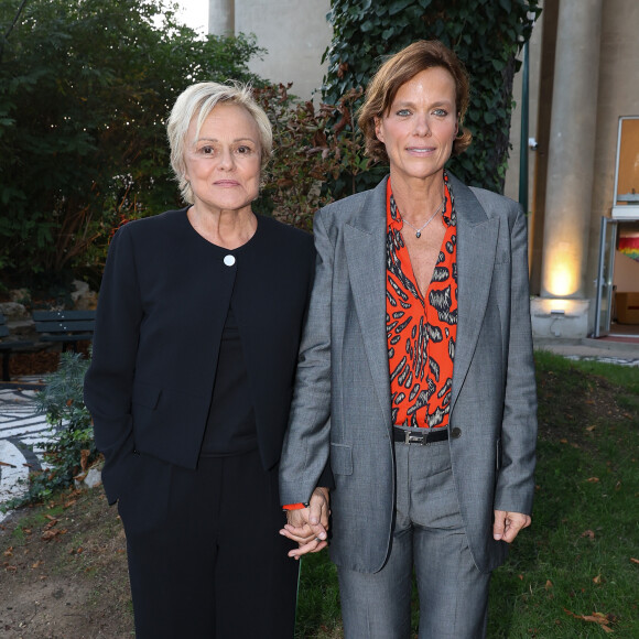 Pour une villa en banlieue
Muriel Robin et Anne Le Nen lors de l'inauguration du jardin des ambassadeurs Line Renaud à Paris le 2 octobre 2023. © Coadic Guirec / Bestimage 