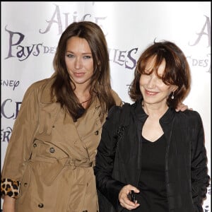 Un décès brutal pour la fille de Johnny Hallyday et Nathalie Baye qui a souhaité partager un cliché de son ami en story Instagram. 
Laura Smet et Nathalie Baye lors de la première d'Alice au pays des merveilles à Paris le 15 mars 2010