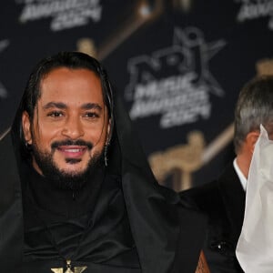 Il a d'ailleurs été récompensé en tant qu'artiste masculin francophone de l'année 
Slimane - Photocall de la 26ème édition des NRJ Music Awards au palais des festivals de Cannes, le 1er novembre 2024. © Bebert / Guignebourg / Bestimage 