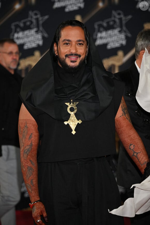 Il a d'ailleurs été récompensé en tant qu'artiste masculin francophone de l'année 
Slimane - Photocall de la 26ème édition des NRJ Music Awards au palais des festivals de Cannes, le 1er novembre 2024. © Bebert / Guignebourg / Bestimage 