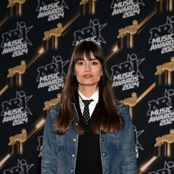 Clara Luciani au photocall de la 26ème édition des NRJ Music Awards à Cannes, le 1er novembre 2024. © Bebert-Guignebourg/Bestimage 