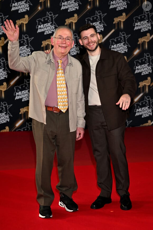 Jeck et son père au photocall de la 26ème édition des NRJ Music Awards à Cannes, le 1er novembre 2024. © Bebert-Guignebourg/Bestimage 