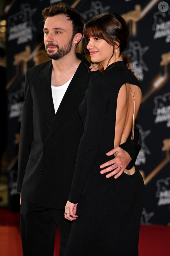 Tom Villa et sa compagne au photocall de la 26ème édition des NRJ Music Awards à Cannes, le 1er novembre 2024. © Bebert-Guignebourg/Bestimage 