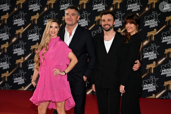 Arnaud Ducret, sa femme Claire Francisci, Tom Villa et sa compagne au photocall de la 26ème édition des NRJ Music Awards à Cannes, le 1er novembre 2024. © Bebert-Guignebourg/Bestimage 