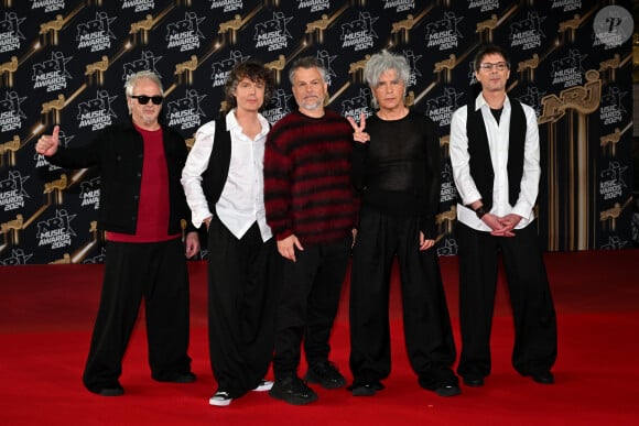 Dimitri Bodianski, Olivier Gerard, Marc Eliard, Nicolas Sirkis et Boris Jardel du groupe Indochine au photocall de la 26ème édition des NRJ Music Awards à Cannes, le 1er novembre 2024. © Bebert-Guignebourg/Bestimage 