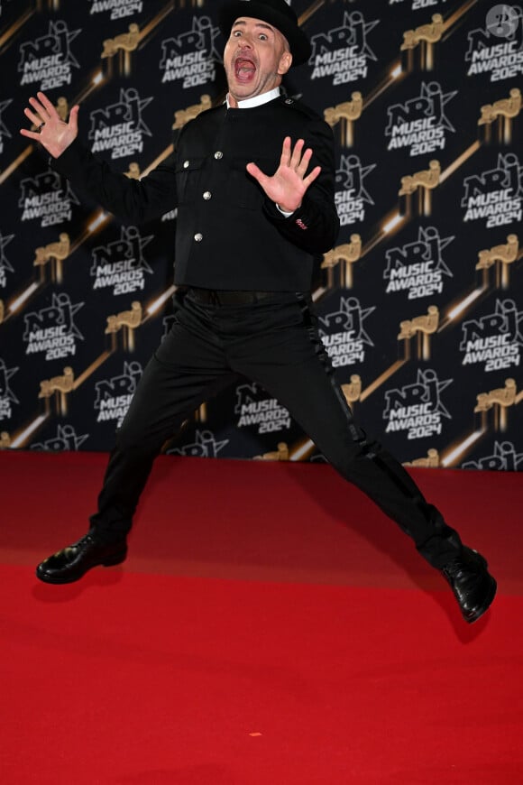 Michael Youn au photocall de la 26ème édition des NRJ Music Awards à Cannes, le 1er novembre 2024. © Bebert-Guignebourg/Bestimage 