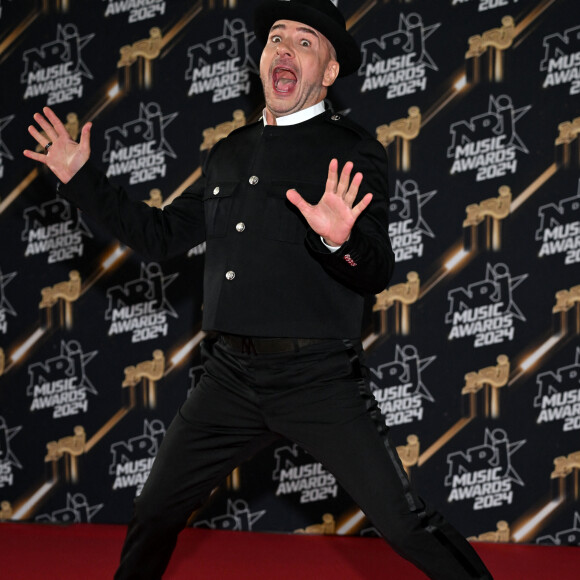 Michael Youn au photocall de la 26ème édition des NRJ Music Awards à Cannes, le 1er novembre 2024. © Bebert-Guignebourg/Bestimage 