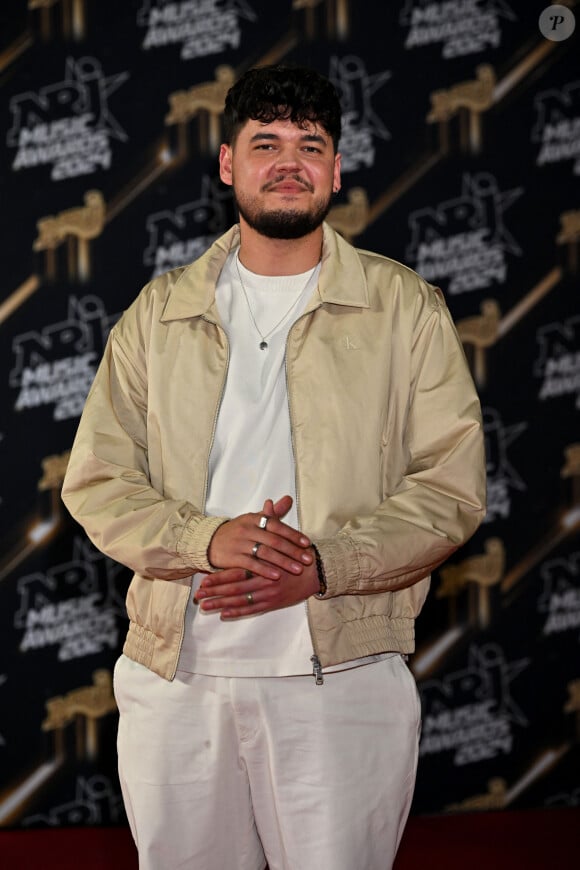 Joseph Kamel au photocall de la 26ème édition des NRJ Music Awards à Cannes, le 1er novembre 2024. © Bebert-Guignebourg/Bestimage 