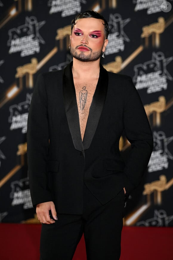 Un Garçon Stupide au photocall de la 26ème édition des NRJ Music Awards à Cannes, le 1er novembre 2024. © Bebert-Guignebourg/Bestimage 