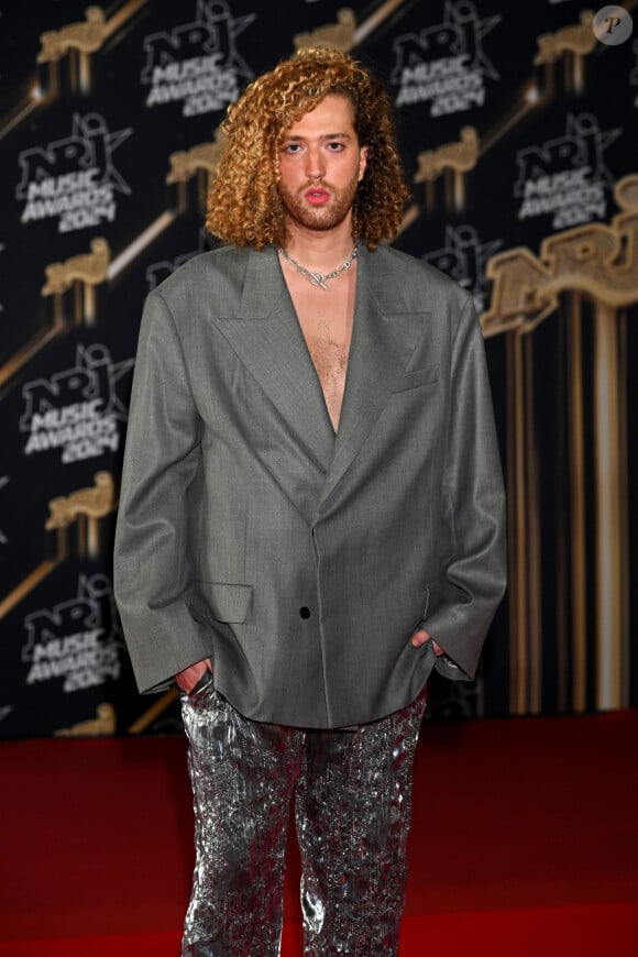 Romain Berg au photocall de la 26ème édition des NRJ Music Awards à Cannes, le 1er novembre 2024. © Bebert-Guignebourg/Bestimage 