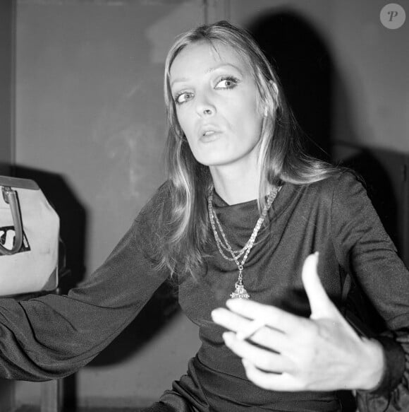 Mais l'un de ses enregistrements a été mystérieusement écarté...
Marie Laforet En Concert Au Theatre De La Cite En 1970. Paris, France.