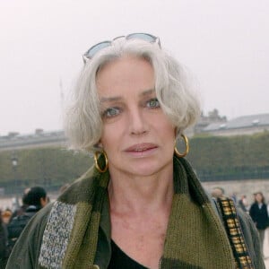 L'actrice et chanteuse française Marie Laforet arrive à la présentation de la collection printemps-été 2006 de la créatrice de mode française Sonia Rykiel à Paris, France, le 7 octobre 2005.