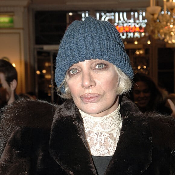 L'actrice française Marie Laforet pose lors de la première de la pièce de Laurent Ruquier "Landru" au théâtre Marigny à Paris, France, le 1er décembre 2005.