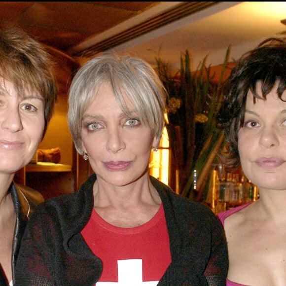 Annie Lemoine, Marie Laforet & Isabelle Mergault lors de la 100eme de la piece de theatre 'La presse est unanime' ecrite par Laurent Ruquier.