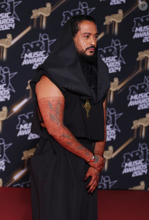 "Ma fille quand tu vas grandir, j'espère vraiment que tu seras fiere de ton papa, je t'aime. Papa et maman je vous aime."
Slimane - Photocall de la 26ème édition des NRJ Music Awards au palais des festivals de Cannes, le 1er novembre 2024. © Guignebourg / Bebert / Bestimage 