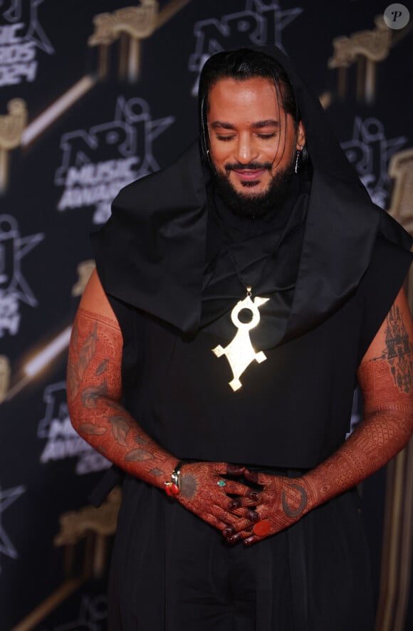 Pour rappel, la présence du chanteur avait été fortement compromise suite à la plainte d'un ancien technicien qui accuse l'artiste d'harcèlement sexuel.
Slimane - Photocall de la 26ème édition des NRJ Music Awards au palais des festivals de Cannes, le 1er novembre 2024. © Guignebourg / Bebert / Bestimage 