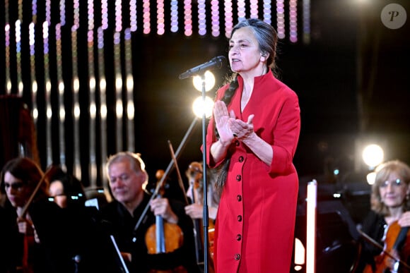 Exclusif - Catherine Ringer - Enregistrement de l'émission "Cannes chante le Cinéma" sur la célèbre plage Macé de Cannes, le 25 mai 2023 lors de la 76ème édition du Festival de Cannes le 25 mai 2023. La diffusion du show se fera sur France 2, le samedi 27 mai après la cérémonie de la remise de la Palme d'Or qui est retransmise en direct depuis le Palais des Festivals. Cette soirée exceptionnelle réunira les plus grands artistes de la musique et du cinéma pour célébrer le 7ème art en musique, offrant ainsi un hommage vibrant au monde du cinéma. Ce concert, qui se déroulera en plein air dans un cadre somptueux, marquera la clôture de la 76e édition du Festival de Cannes. Les artistes interpréteront en solo ou en duo les plus belles chansons de films français et internationaux, accompagnés par l'Orchestre national de Cannes sous la direction de Benjamin Levy. Parmi les artistes attendus figurent C. and the Queen, S. Pamart, Louane, C. Ringer, T. Dutronc et bien d'autres. Leur performance donnera vie aux musiques emblématiques du cinéma dans un concert unique. Cet événement exceptionnel sera diffusé sur France 2, le samedi 27 mai à 21h50, permettant ainsi au public de revivre les moments forts de cette soirée magique. Il est à noter que l'entrée est libre dans la limite des places disponibles, avec une réservation préalable requise. L'événement "Cannes chante le cinéma" promet d'être une soirée mémorable, où les mélodies du cinéma résonneront sous les étoiles de Cannes, créant ainsi une symbiose parfaite entre la musique et le 7ème art. © Bruno Bebert-Tiziano da Silva/Bestimage 