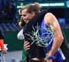 Alexander Zverev a lui aussi enlacé sa compagne après son sacre
Alexander Zverev et sa compagne Sophia Thomalla - Alexander Zverev remporte la finale du tournoi de tennis ATP Masters 1000 de Paris (Paris Rolex Master) contre Ugo Humbert à l'Accor Arena - Palais Omnisports de Paris-Bercy, Paris le 3 novembre 2024. © Veeren/Bestimage