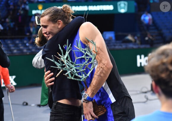 Alexander Zverev a lui aussi enlacé sa compagne après son sacre
Alexander Zverev et sa compagne Sophia Thomalla - Alexander Zverev remporte la finale du tournoi de tennis ATP Masters 1000 de Paris (Paris Rolex Master) contre Ugo Humbert à l'Accor Arena - Palais Omnisports de Paris-Bercy, Paris le 3 novembre 2024. © Veeren/Bestimage