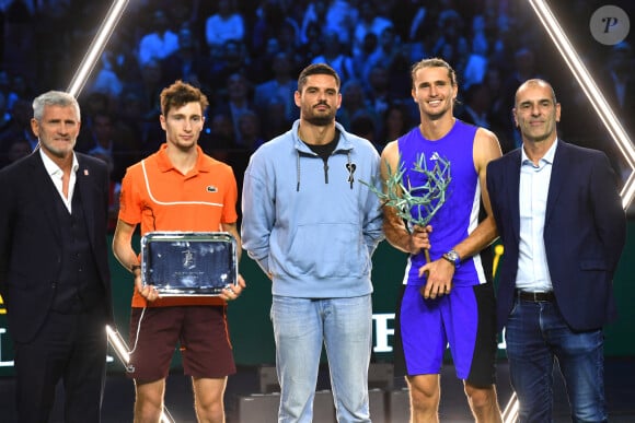 Le joueur français n'a pas fait le poids face au champion allemand
Gilles Moretton, Ugo Humbert, Florent Manaudou, Alexander Zverev, Cédric Pioline - Alexander Zverev remporte la finale du tournoi de tennis ATP Masters 1000 de Paris (Paris Rolex Master) contre Ugo Humbert à l'Accor Arena - Palais Omnisports de Paris-Bercy, Paris le 3 novembre 2024. © Veeren/Bestimage