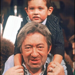 Info - 30e anniversaire du décès de Serge Gainsbourg le 2 mars - ARCHIVES - SERGE GAINSBOURG AVEC SON FILS LULU (LUCIEN) SUR LE PLATEAU DE L'EMISSION "SACREE SOIREE" EN 1988  