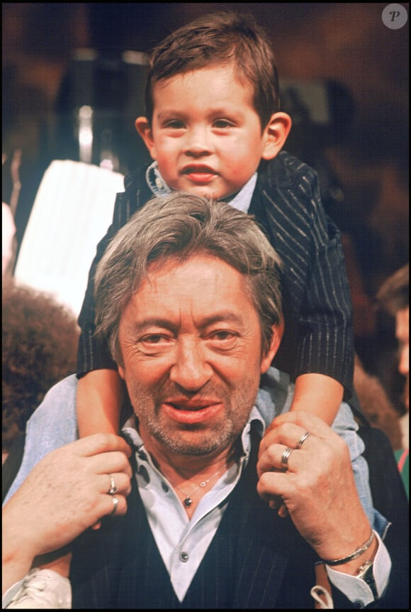 Info - 30e anniversaire du décès de Serge Gainsbourg le 2 mars - ARCHIVES - SERGE GAINSBOURG AVEC SON FILS LULU (LUCIEN) SUR LE PLATEAU DE L'EMISSION "SACREE SOIREE" EN 1988  