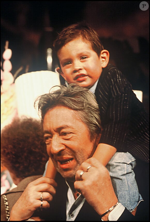 Info - 30e anniversaire du décès de Serge Gainsbourg le 2 mars - ARCHIVES - SERGE GAINSBOURG AVEC SON FILS LULU (LUCIEN) EN 1988  