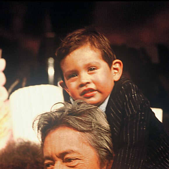 Info - 30e anniversaire du décès de Serge Gainsbourg le 2 mars - ARCHIVES - SERGE GAINSBOURG AVEC SON FILS LULU (LUCIEN) EN 1988  