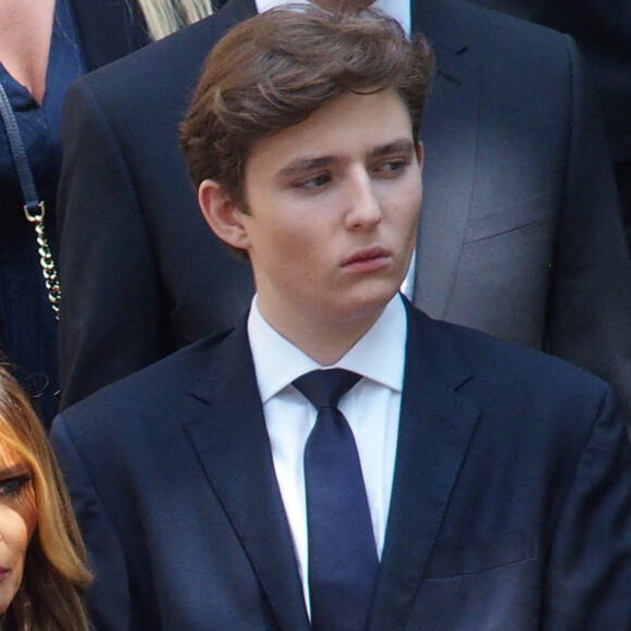 Donald Trump : Que devient son géant fils Baron (18 ans) ?
Donald Trump et sa femme Melania, Barron Trump - Obsèques de Ivana Trump en l'église St Vincent Ferrer à New York. © Bruce Cotler / Zuma Press / Bestimage