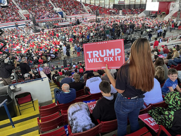 Des partisans du candidat républicain à la présidence, l'ancien président Donald Trump, l'encouragent lors d'un meeting de campagne au J.S. Dorton Arena le 4 novembre 2024 à Raleigh, en Caroline du Nord. À un jour des élections générales, Donald Trump fait campagne pour sa réélection dans les États de la Caroline du Nord, de la Pennsylvanie et du Michigan.