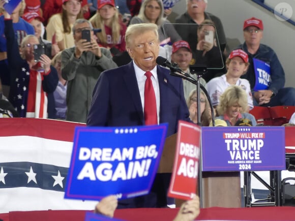 car Donald Trump est en voie de devenir Donald Trump and supporters at one of his last rallies at Raleigh