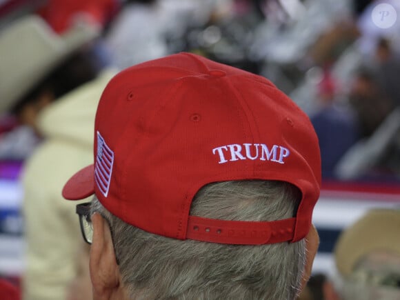 de nouveau président des Etats-Unis

Les partisans du candidat républicain à la présidence, l'ancien président Donald Trump, l'encouragent lors d'un rassemblement de campagne au J.S. Dorton Arena, le 4 novembre 2024 à Raleigh, en Caroline du Nord. À un jour de l'élection générale, Donald Trump fait campagne pour sa réélection dans les États de la Caroline du Nord, de la Pennsylvanie et du Michigan.